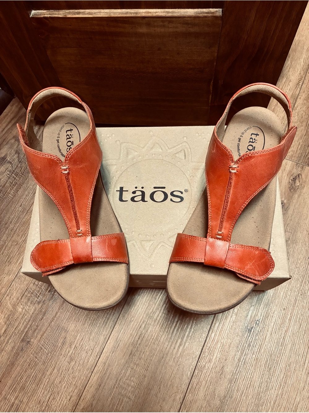 Taos Footwear Women's Orange Leather T-Strap Comfort Sandals Size 9M